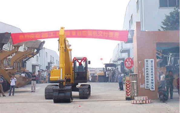 第一臺晉工挖掘機下線。